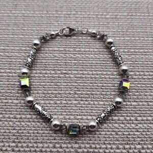 7.5 Inch Sterling Silver Crystal Cubes And Flower Accents Bracelet B485
